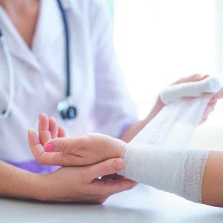 Home Kromacare Gauze Roll Used for Wound Dressing and Patient Care